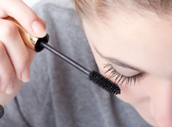 The Ultimate Guide to Mascara: Lengthening, Volumizing, and Curling