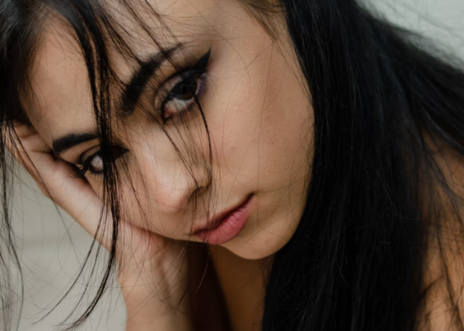 Autumnal Elegance: How to Perfect a Subtle Winged Liner