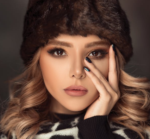 Frosty Elegance: Icy Tones and Shimmering Shadows for Winter Eye Makeup