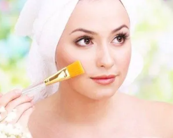 Glowing Confidence: Makeup Tips to Enhance Your Winter Look, No Matter Your Size