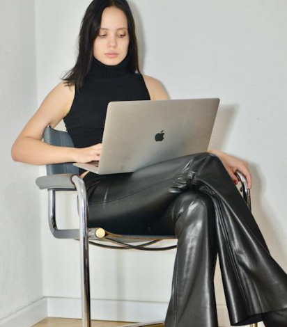 Style Evolution in 2024: Perfecting Your Physique with Wide-Leg Trousers and Elegant Cardigans